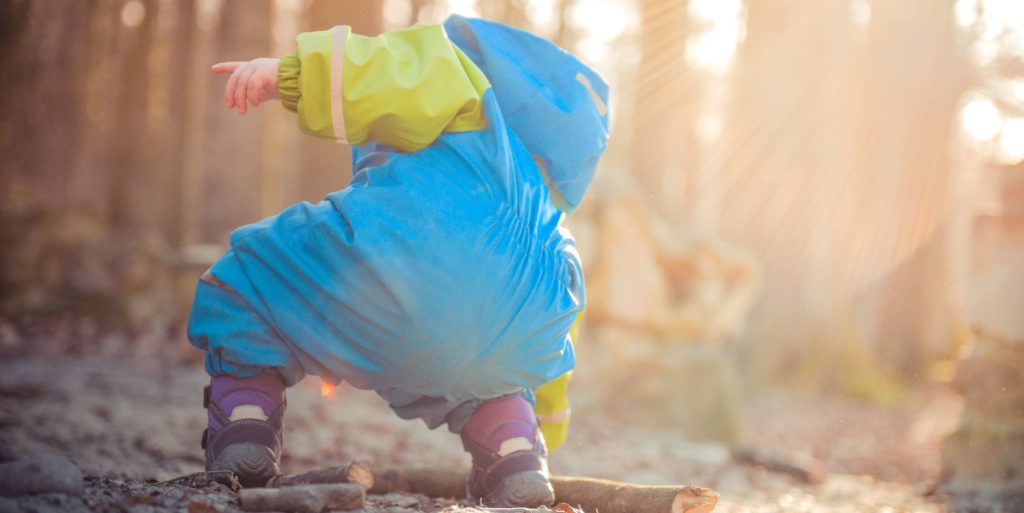 Progetto educativo per la scuola dell'infanzia con attività di esplorazione nel bosco per la stimolazione dei 5 sensi